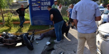 Alldaynews.gr Έκαναν ξαφνικά αναστροφή και “καρφώθηκε” πάνω τους μηχανή – Τρομακτικό τροχαίο (pics)