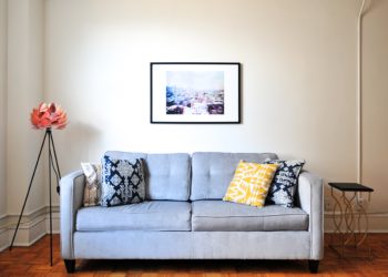 Αγόρασε μεταχειρισμένο καναπέ και αυτό που βρήκε της άλλαξε τη ζωή! (pic)