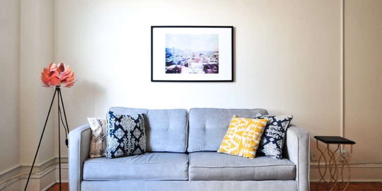 Alldaynews.gr Αγόρασε μεταχειρισμένο καναπέ και αυτό που βρήκε της άλλαξε τη ζωή! (pic)