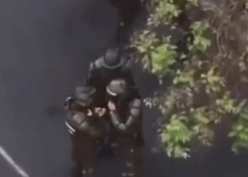 Σάλος με βίντεο που δείχνει αστυνομικούς να κάνουν χρήση κοκαΐνης (pics, vids)