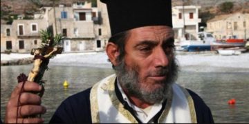 Αυτός είναι ο Παπάς-Κτήνος: Βίαζε την 9χρονη κόρη της ερωμένης του