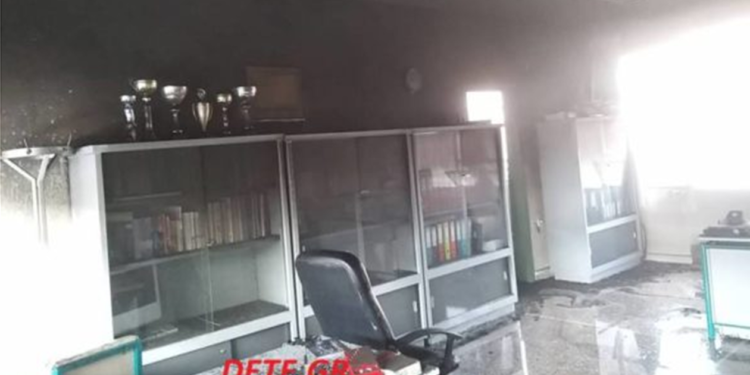 Alldaynews.gr ΠΡΙΝ ΑΠΟ ΛΙΓΟ: Πανικός σε Γυμνάσιο – Έριξαν 8 μολότοφ! (pics)