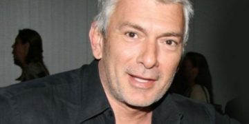 Alldaynews.gr Ερρίκος Πετιλόν: Ανατριχιάζει η εξομολόγησή του! «Έσκαψα με τα χέρια μου τον λάκκο της μητέρας μου»!