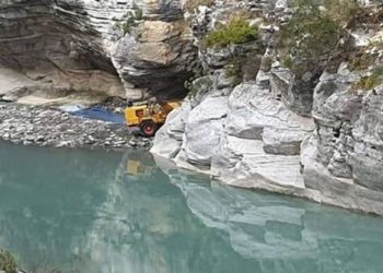 Ιωάννινα: Έψαχναν στο φαράγγι με… ερπυστριοφόρο μηχάνημα για θησαυρό! (pics)