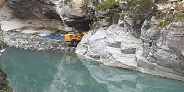 Ιωάννινα: Έψαχναν στο φαράγγι με… ερπυστριοφόρο μηχάνημα για θησαυρό! (pics)