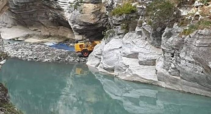 Ιωάννινα: Έψαχναν στο φαράγγι με… ερπυστριοφόρο μηχάνημα για θησαυρό! (pics)