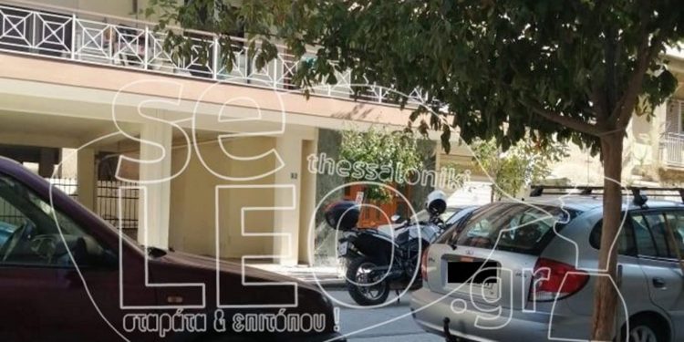 Γέννησε με τον σύντροφό της και παράτησαν το μωρό έξω από πολυκατοικία! Οργή για τη νέα εγκατάλειψη βρέφους στη Θεσσαλονίκη