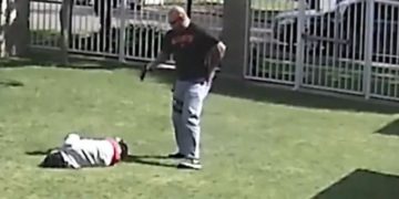 Αστυνομικός πυροβολεί 16χρονο στο κεφάλι, ενώ τρέχει να ξεφύγει (ΠΡΟΣΟΧΗ ΣΚΛΗΡΕΣ ΕΙΚΟΝΕΣ)