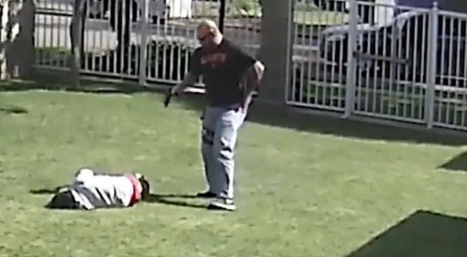 Αστυνομικός πυροβολεί 16χρονο στο κεφάλι, ενώ τρέχει να ξεφύγει (ΠΡΟΣΟΧΗ ΣΚΛΗΡΕΣ ΕΙΚΟΝΕΣ)