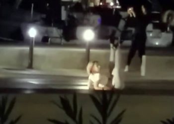 Σύρος: Γυναίκα βγήκε από κότερο και άρχισε να χορεύει αισθησιακά στη μέση του δρόμου (vid)