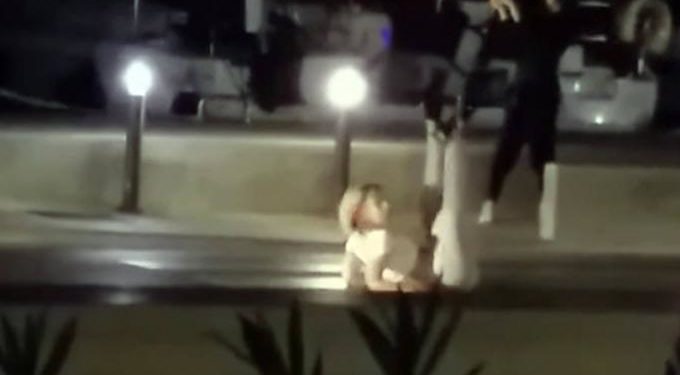 Alldaynews.gr Σύρος: Γυναίκα βγήκε από κότερο και άρχισε να χορεύει αισθησιακά στη μέση του δρόμου (vid)