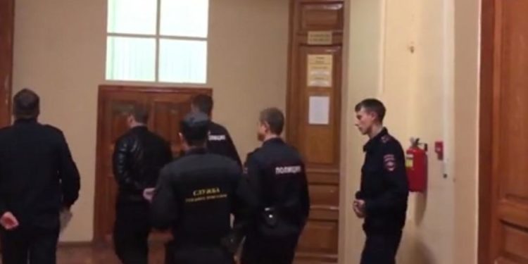 Κι όμως ακόμη γίνονται τέτοια: Ρώσοι αστυνομικοί βασάνισαν ύποπτο – Έκαψαν με σίδερο τους γλουτούς του (pics)