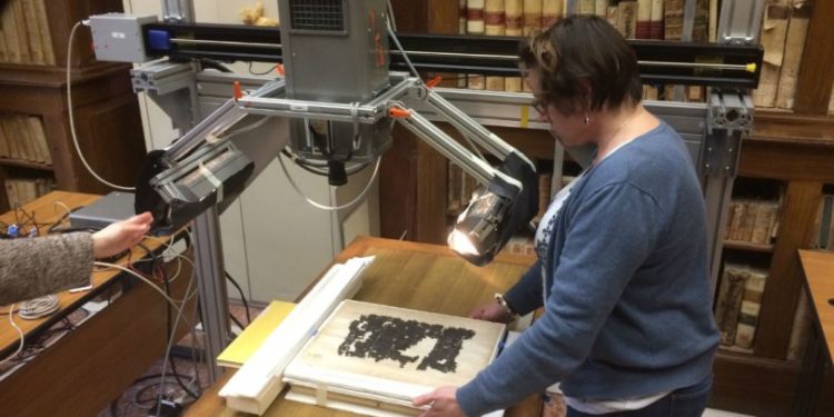 Alldaynews.gr Κρυμμένο αρχαιοελληνικό κείμενο στους καμένους πάπυρους από τον Βεζούβιο