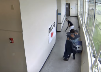 Προπονητής έσωσε μαθητή λίγο πριν αυτοκτονήσει, τον αφόπλισε και τον αγκάλιασε (vid)