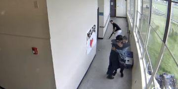 Alldaynews.gr Προπονητής έσωσε μαθητή λίγο πριν αυτοκτονήσει, τον αφόπλισε και τον αγκάλιασε (vid)