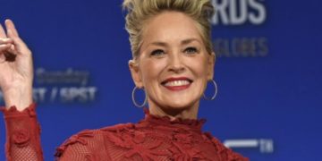 Σεξοβόμβα στα 61 της η Σάρον Στόουν φωτογραφίζεται με το εσώρουχο για μεγάλο περιοδικό (pics, vid)