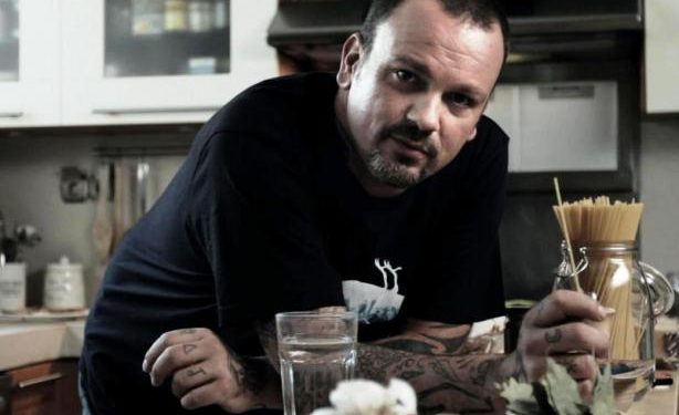 Ο Δημήτρης Σκαρμούτσος αποκαλύπτει τον λόγο που έφυγε από τον ΣΚΑΪ (Video)