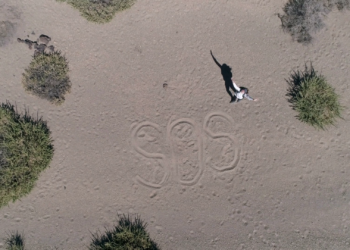 Σώθηκε μετά από 3 μέρες στην έρημο επειδή είχε γράψει «SOS»