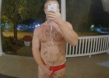 Καταζητείται άνδρας που κυκλοφορεί με κολυμβητικό μαγιό και φράσεις με μελάνι στο σώμα του σχετικές με τα γεννητικά του όργανα (pic & vid)