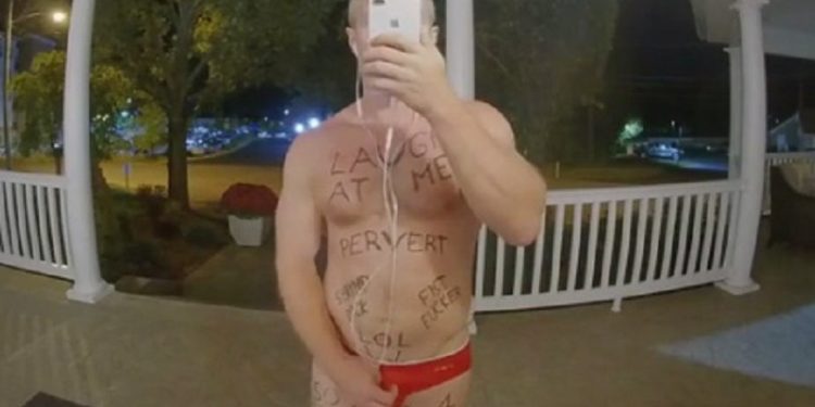 Alldaynews.gr Καταζητείται άνδρας που κυκλοφορεί με κολυμβητικό μαγιό και φράσεις με μελάνι στο σώμα του σχετικές με τα γεννητικά του όργανα (pic & vid)