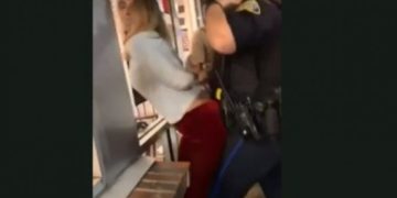 Μεθυσμένη τρίβεται σε αστυνομικό την ώρα που την συλλαμβάνει