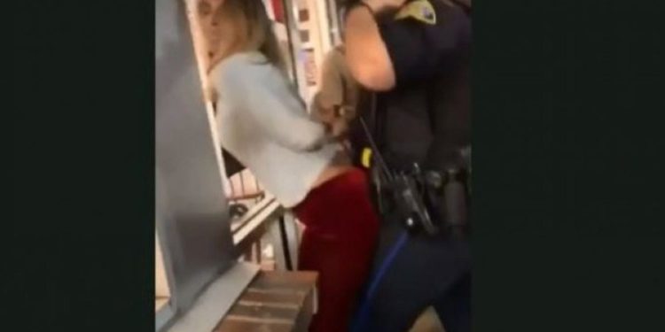 Μεθυσμένη τρίβεται σε αστυνομικό την ώρα που την συλλαμβάνει