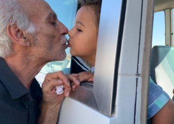 Παππούς χαιρετά -ίσως για τελευταία φορά- το εγγόνι του: Η φωτογραφία από τη Συρία που συγκλονίζει