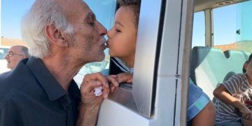 Alldaynews.gr Παππούς χαιρετά -ίσως για τελευταία φορά- το εγγόνι του: Η φωτογραφία από τη Συρία που συγκλονίζει