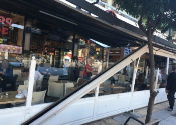 Γαλάτσι: Έπεσε από τον 5ο όροφο και σώθηκε χάρη στην… τέντα ενός ζαχαροπλαστείου