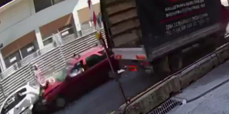 Alldaynews.gr Η στιγμή που γυναίκα παρασύρεται από αυτοκίνητο στη Θεσσαλονίκη – Video σοκ από κάμερα ασφαλείας