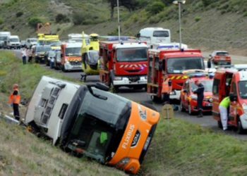Σοκαριστικό τροχαίο δυστύχημα στη Γαλλία – Ανατράπηκε τουριστικό λεωφορείο – Συγκλονιστικές εικόνες!