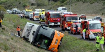 Σοκαριστικό τροχαίο δυστύχημα στη Γαλλία – Ανατράπηκε τουριστικό λεωφορείο – Συγκλονιστικές εικόνες!
