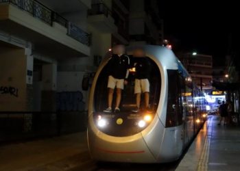«Ανήλικοι στο βαγόνι»: Ανεξέλεγκτες διαστάσεις το νέο «παιχνίδι» στο τραμ (pics)