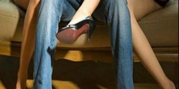 Alldaynews.gr «Ροζ» σκάνδαλο στις Σέρρες: Δύο 40αρες νοικοκυρές «ξεζούμισαν» 17χρονο!