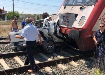 Τρένο παρέσυρε αυτοκίνητο σε αφύλακτη διάβαση κοντά στην Φλώρινα – Τραυματίστηκε ο οδηγός του ΙΧ