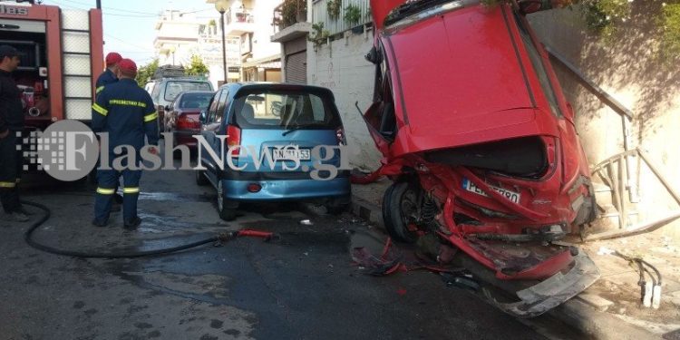 Αυτοκίνητο «σκαρφάλωσε» σε μπαλκόνι στα Χανιά