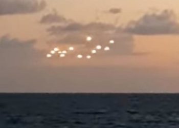 Κυνηγός εξωγήινων ισχυρίζεται ότι βιντεοσκόπησε 14 UFO στις ακτές των ΗΠΑ! (Video)