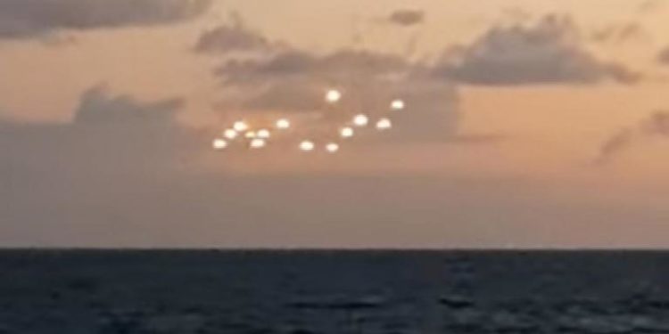 Alldaynews.gr Κυνηγός εξωγήινων ισχυρίζεται ότι βιντεοσκόπησε 14 UFO στις ακτές των ΗΠΑ! (Video)