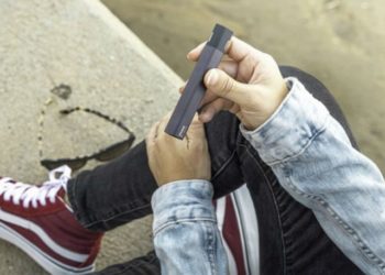 Ένας 7χρονος πήρε το ηλεκτρονικό τσιγάρο της μητέρας του και άρχισε να ατμίζει κάνναβη στην τάξη (pic)