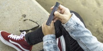 Alldaynews.gr Ένας 7χρονος πήρε το ηλεκτρονικό τσιγάρο της μητέρας του και άρχισε να ατμίζει κάνναβη στην τάξη (pic)