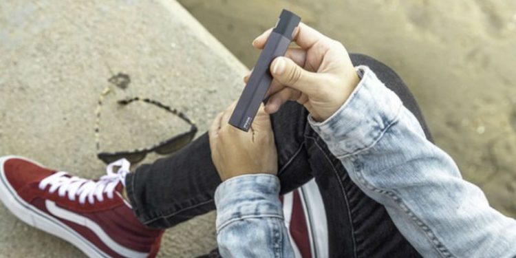 Alldaynews.gr Ένας 7χρονος πήρε το ηλεκτρονικό τσιγάρο της μητέρας του και άρχισε να ατμίζει κάνναβη στην τάξη (pic)