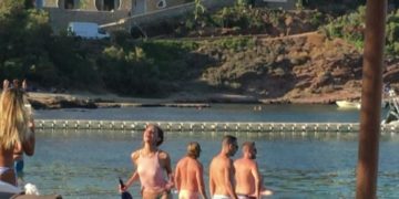 Alldaynews.gr Μία παρέα ανδρών ξόδεψε 2 εκατ. ευρώ στη Μύκονο μέσα σε 19 μέρες (video)