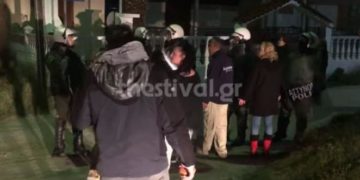 Ξενοδόχος στα Βρασνά: Φώναζαν με τις ντουντούκες ότι θα κάψουν τα σπίτια μας επειδή φιλοξενήσαμε πρόσφυγες