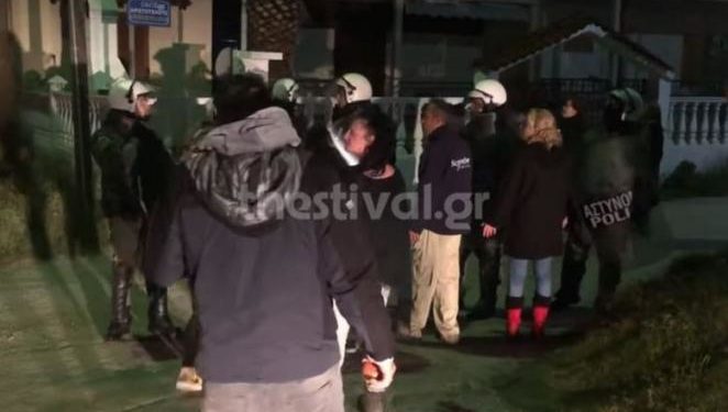 Ξενοδόχος στα Βρασνά: Φώναζαν με τις ντουντούκες ότι θα κάψουν τα σπίτια μας επειδή φιλοξενήσαμε πρόσφυγες