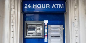 Alldaynews.gr Χάκαραν ΑΤΜ και άρχισε να βγάζει λεφτά! (pics, video)