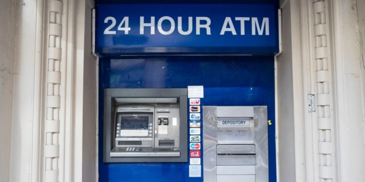 Alldaynews.gr Χάκαραν ΑΤΜ και άρχισε να βγάζει λεφτά! (pics, video)