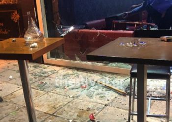 Θεσσαλονίκη: Πακιστανοί μπήκαν με ρόπαλα σε μπαρ και τα έκαναν γυαλιά‑καρφιά (video)