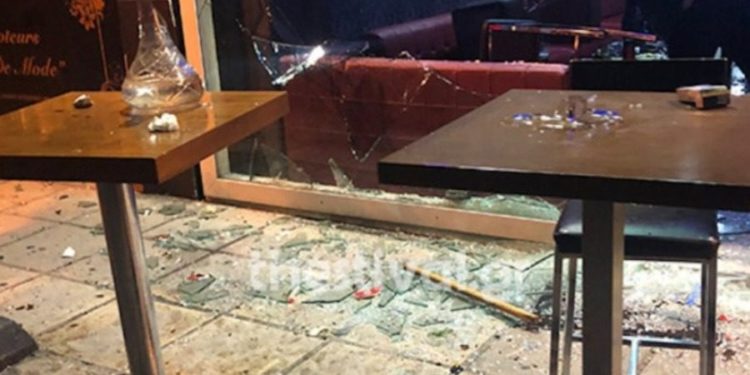 Θεσσαλονίκη: Πακιστανοί μπήκαν με ρόπαλα σε μπαρ και τα έκαναν γυαλιά‑καρφιά (video)