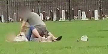 Alldaynews.gr Μέρα μεσημέρι έκαναν αχαλίνωτο σεξ στη μέση του πάρκου και τα παιδάκια έπαιζαν τριγύρω (Video)