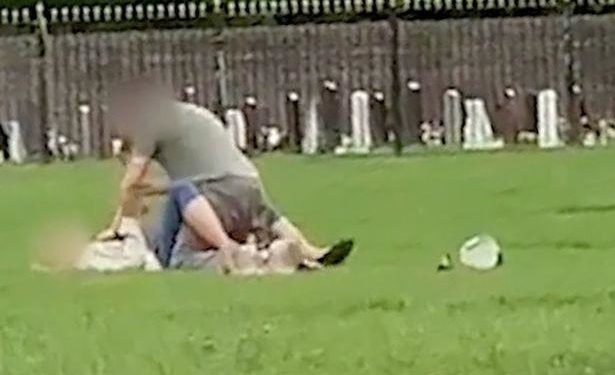 Alldaynews.gr Μέρα μεσημέρι έκαναν αχαλίνωτο σεξ στη μέση του πάρκου και τα παιδάκια έπαιζαν τριγύρω (Video)